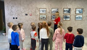 Мешовита група у посети Библиотеци