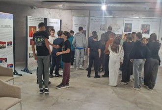 Ученици посетили изложбу