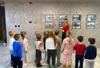 Мешовита група у посети Библиотеци